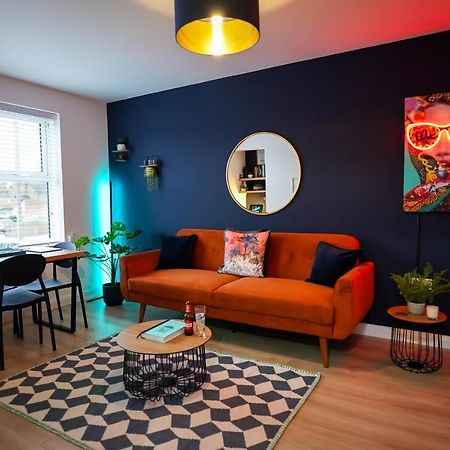 Neon Road At Park House Peterborough City Centre Apartment Dış mekan fotoğraf