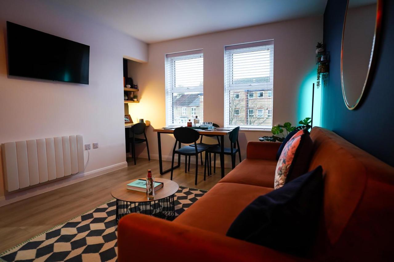 Neon Road At Park House Peterborough City Centre Apartment Dış mekan fotoğraf