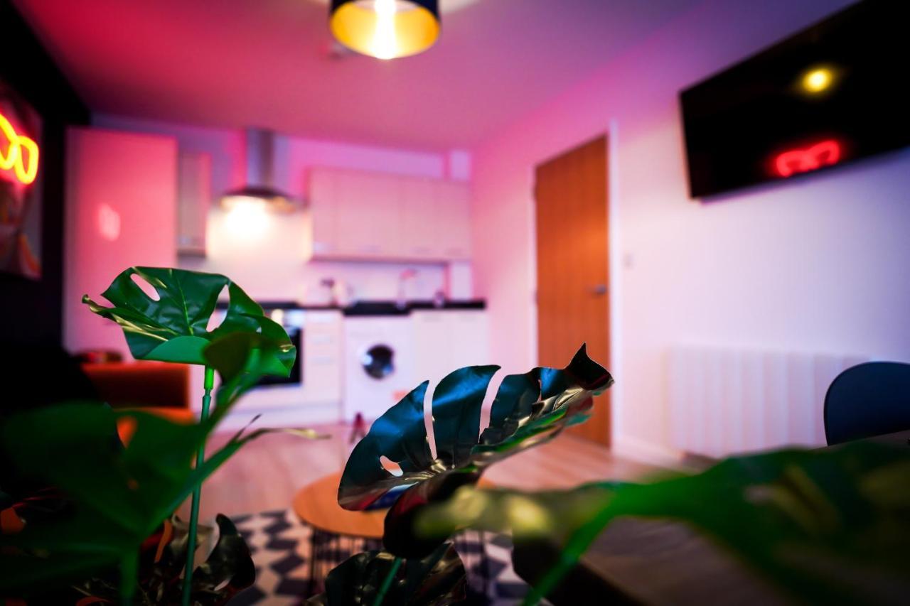 Neon Road At Park House Peterborough City Centre Apartment Dış mekan fotoğraf