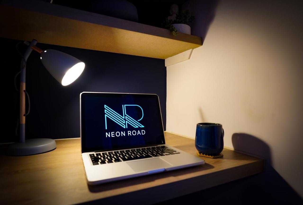 Neon Road At Park House Peterborough City Centre Apartment Dış mekan fotoğraf