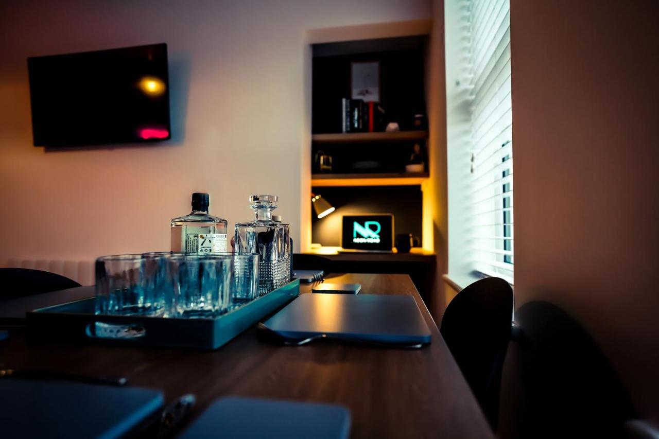 Neon Road At Park House Peterborough City Centre Apartment Dış mekan fotoğraf
