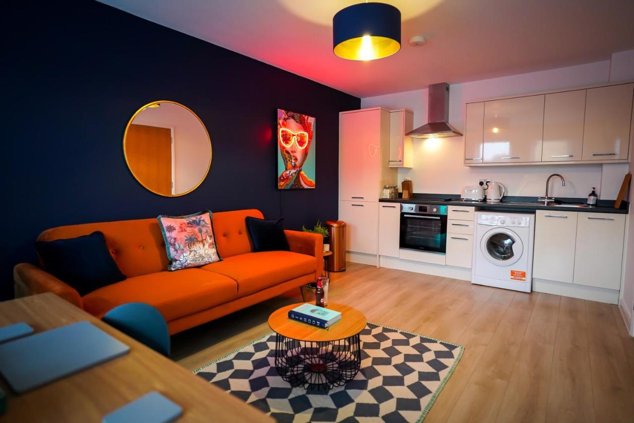 Neon Road At Park House Peterborough City Centre Apartment Dış mekan fotoğraf