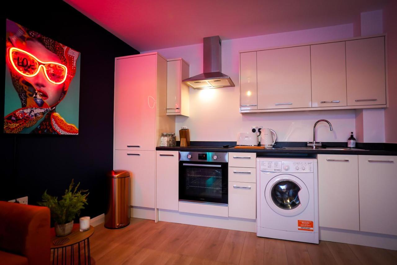 Neon Road At Park House Peterborough City Centre Apartment Dış mekan fotoğraf