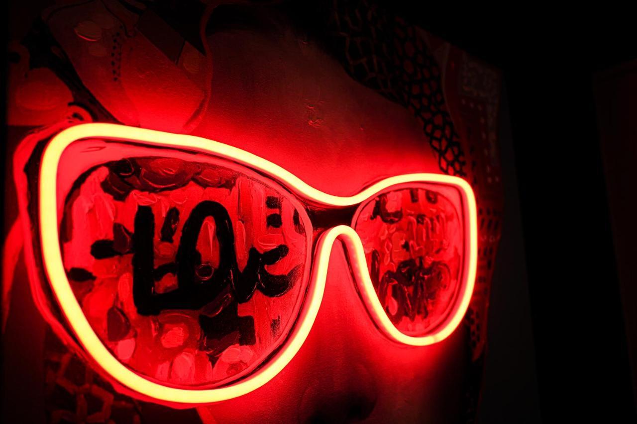 Neon Road At Park House Peterborough City Centre Apartment Dış mekan fotoğraf